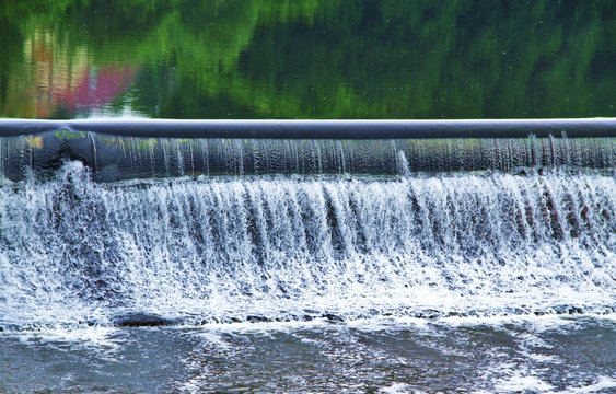 Wasserregulierung mit Wasserfall