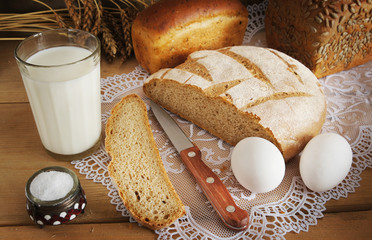 Rye bread and a glass of milk for dinner