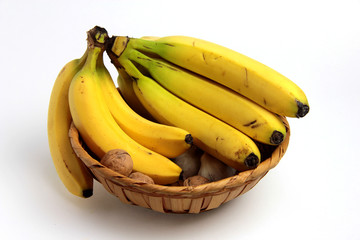 cesto di frutta con banane e noci
