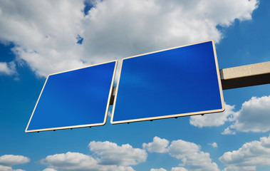 Autobahnschild leer mit Wolken und Himmel