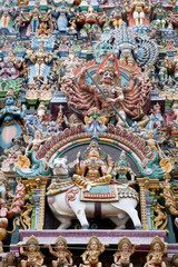 Fototapeta na wymiar colorful reliefs of Hindu gods in the temple of Meenakshi