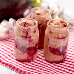 Mousse au Chocolat mit Kirschgrütze