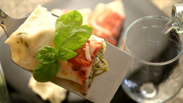 Cannelloni filled with spinach Canelones rellenos de espinacas