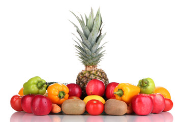 Fototapeta na wymiar Skład z owoców i warzyw samodzielnie na białym tle