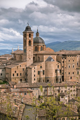 Fototapeta na wymiar Stare Urbino, Włochy, Pejzaż w nudny dzień