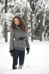 Fototapeta na wymiar Portret pięknej dziewczyny w zimie z śniegu.