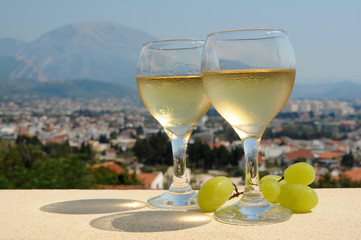 White wine and grapes