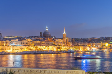 Fototapeta na wymiar Valletta w nocy