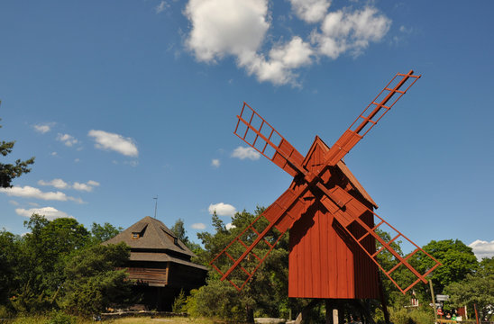 Historische skandinavische Windm&uuml;hle in Schweden