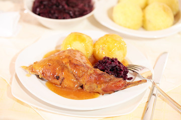Kaninchenkeule mit Beilagen