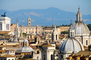 Fototapeta na wymiar dachy i wieże Rzymu