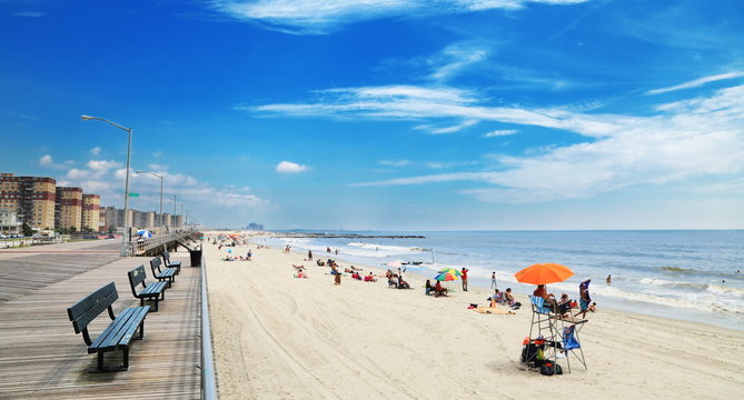 Immenses plages de sable blanc &agrave; Brooklyn, New York.