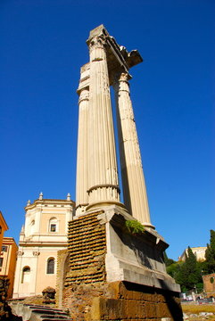 colonnes du th&eacute;&acirc;tre Marcello &agrave; Rome