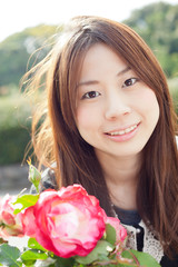 1輪のバラと笑顔の女性