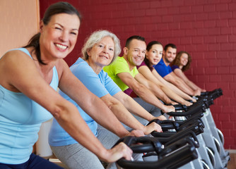 Lachende Gruppe im Spinningkurs