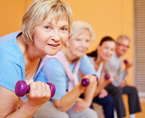 Seniorin beim Sport im Fitnesscenter
