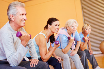 Senioren bei Rückenschule im Fitnesscenter