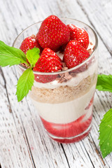 Erdbeerdessert mit frischer Minze im Glas