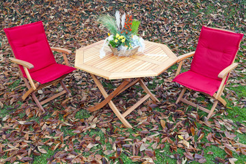 Romantische Sitzgruppe im Herbst