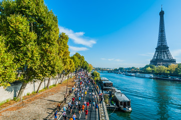 Fototapeta people running paris marathon france obraz