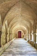 Fototapety  Stary klasztor kolumnadowy w opactwie Fontenay w Burgundii