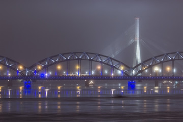 Fototapeta na wymiar most nad rzeką wieczorem