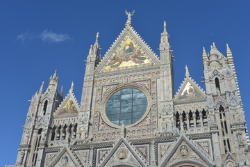 Fototapeta na wymiar Fasada katedry w Sienie