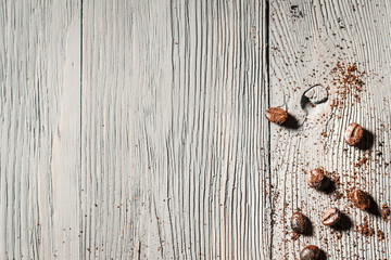Obraz na płótnie Canvas Ziarno kawy i drewniane tle tabeli