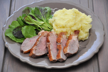 Entenbrust mit Kartoffelbrei und Salat