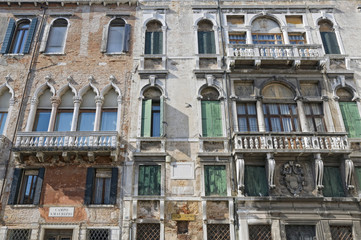 Fototapeta na wymiar Stare fasada budynku w Wenecja, Włochy