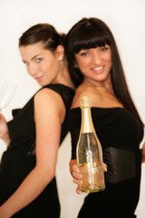 Frauen mit goldenem Champagner