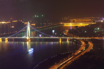 Fototapeta na wymiar Liede Bridge, droga, statek w nocy w Guangzhou, Chiny