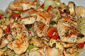 Gebratene Hähnchenbrust-Streifen auf Salat