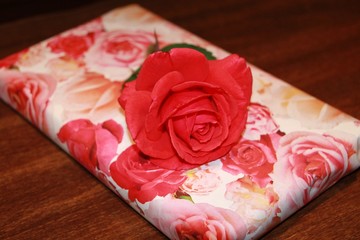 Geschenk mit Rose