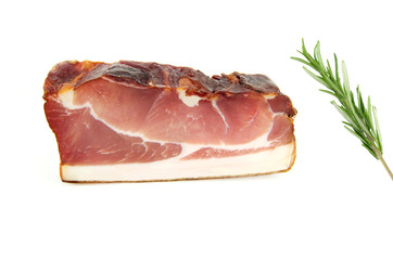 jambon cru forêt noire fumé à l'ancienne sur fond blanc