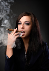 Obraz premium Sexy businesswoman with cigar