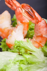 Garnelenschwänze auf Salatbett