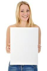 Fototapeta premium Junge Frau in Blue Jeans hält leeres Schild