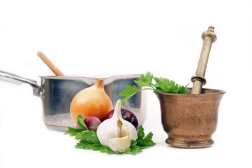 ail,persil,oignons,et échalotte sur fond blanc