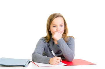 mädchen überlegt bei den hausaufgaben