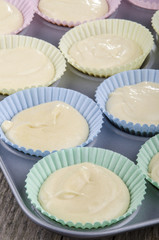 Vanille-Kuchen Teig in ein Cupcake Backform vor dem Backen