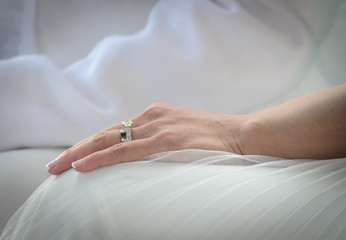 Obraz na płótnie Canvas Wedding ring on bride hand