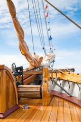 Fototapeta na wymiar statku Bell i mechanizm podnoszenia kotwicy na starej łodzi