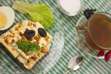 Breakfast sandwich and tea_5