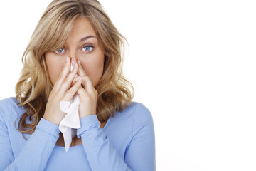 Hübsche Frau mit Schnupfen aufgrund einer Allergie