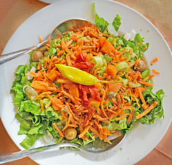 lettuce carrot salad pepper