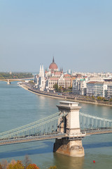 Fototapeta na wymiar Szechenyi wiszący most w Budapeszcie, Węgry Parlament