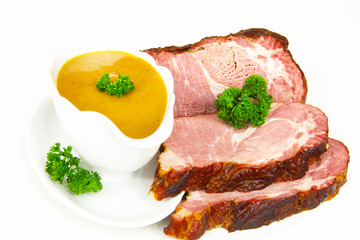 Kasselerbraten und Soße in Sauciere