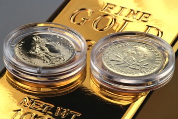 französische Goldfrancs auf Goldbarren