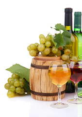 Obraz na płótnie Canvas Barrel, butelki i kieliszki wina, winogrona, odizolowane na białym